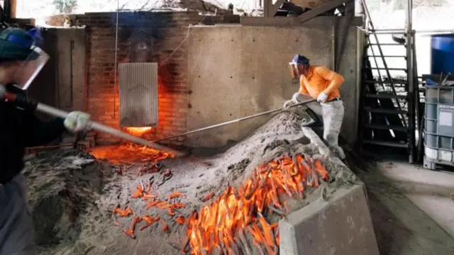 灰烬渐渐地冷却了KishuBinchotan（图片来源：兰斯·汉德尔斯坦）