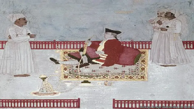 1760 में ईस्ट इंडिया कंपनी के एक अधिकारी मुग़ल दरबार में हुक्का पीते हुए.
