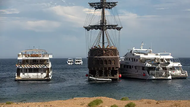 Tirán está a escasos kilómetros del resort egipcio Sharm el-Sheikh.