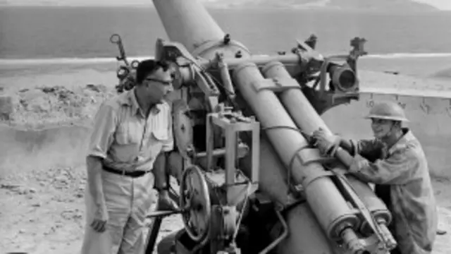 Soldados egipcios protegen la isla de Tirán en 1956.