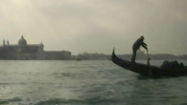 Orang pertama yang terdata menderita penyakit misterius tersebut adalah seorang dokter di Venesia, Italia.