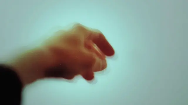 Setiap kali bangun, Daniel berhalusinasi, bertanya-tanya apakah dia masih hidup atau telah mati.