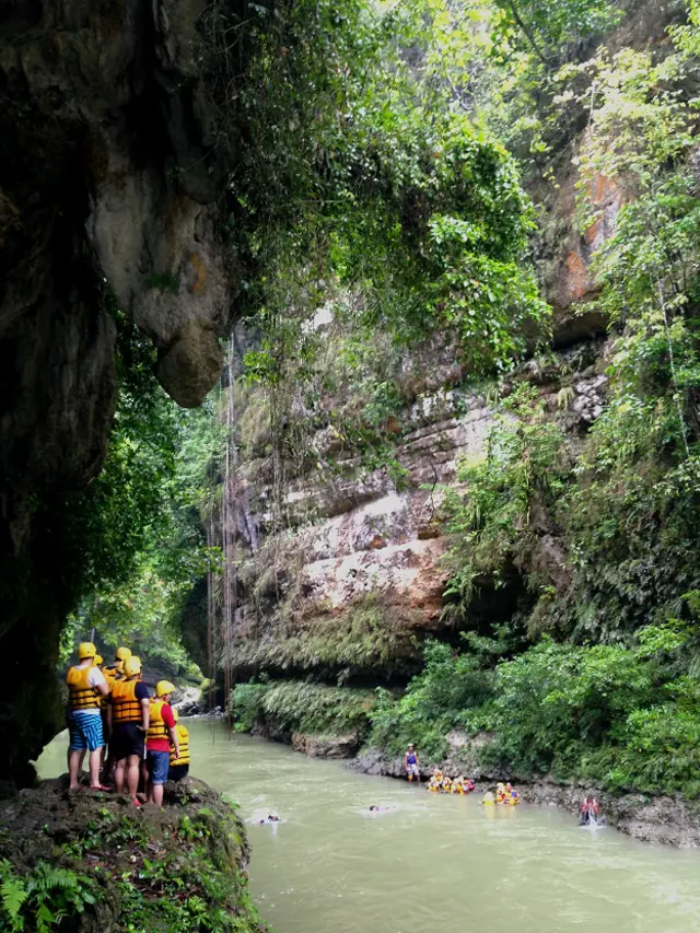 Dengan body rafting, orang-orang bisa merasakan sensasi arung jeram dengan tubuh sendiri, tanpa ban.