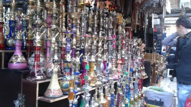 Hamidiye çarşısında bir nargileci.