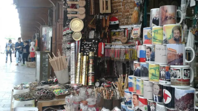 Emevi camisinin arasındaki turistik eşyalar satan dükkanlarda ülkedeki savaşın etkileri görülebiliyor.
