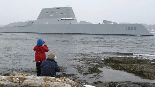 El buque Zumwalt durante una prueba el pasado 21 de marzo en las aguas del río Kennebec, en el estado de Maine, al noreste de EE.UU.