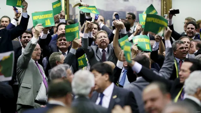 صدر کے مخالف انھیں ملک میں اقتصادی بحران کا ذمہ دار قرار دیتے ہیں