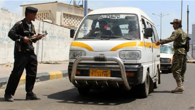 نقطة تفتيش في عدن