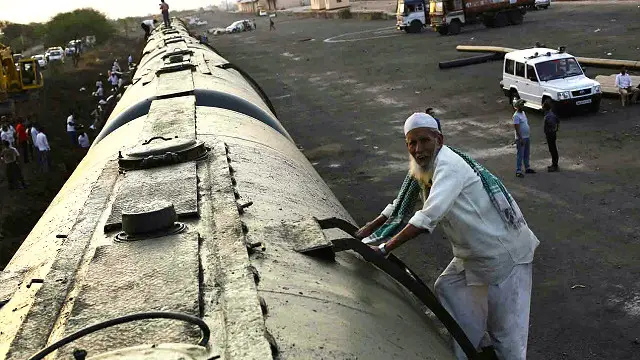 इससे पहले केंद्र सरकार ने महाराष्ट्र के लातूर में ट्रेन से पानी भेजा था