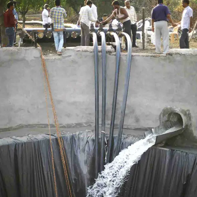 एक कुएं में भरा जाता ट्रेन से लाया गया पानी.