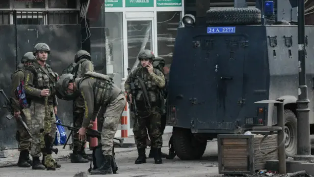 Yüksekova'da kamulaştırmaların yapıldığı bölgelerde operasyonların devam ettiği belirtiliyor.