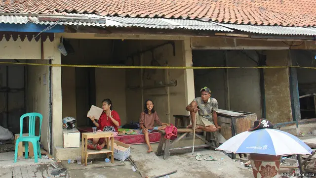 Sebuah keluarga di Pasar Ikan memilih bertahan sementara di bangunan rumahnya yang tinggal separoh.