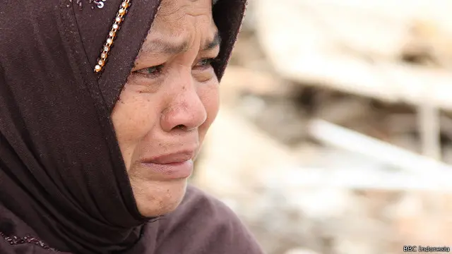 Tetapi, seperti penghuni lainnya, Paryati mengaku tinggal secara tidak sah di tanah pemerintah provinsi DKI Jakarta di pinggiran muara tidak jauh dari pelabuhan tradisional Sunda Kelapa. "Saya punya surat PBB dan jual beli saja," ungkapnya lirih.