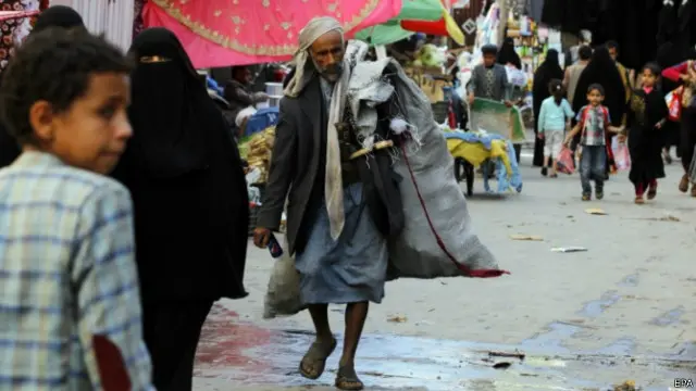 یمنی دارالحکومت صنعا کی ایک مارکیٹ میں نظر آ رہے ہیں