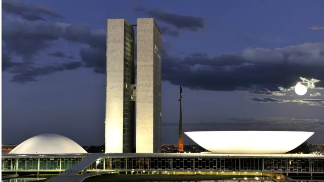 Câmara dos Deputados eleita em 2014 foi a mais variada em termos de partidos, mas também homogênea em aspectos políticos e sociais