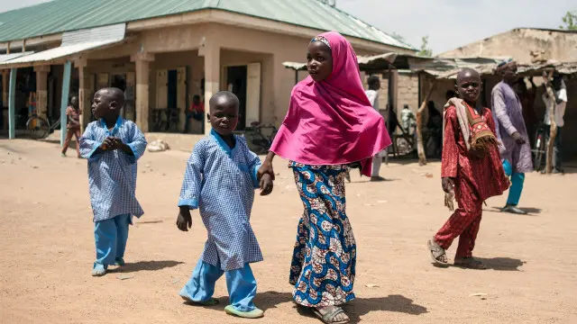 أطفال في بلدة تشيبوك التي اختطفت فيها البنات من مدرستهن