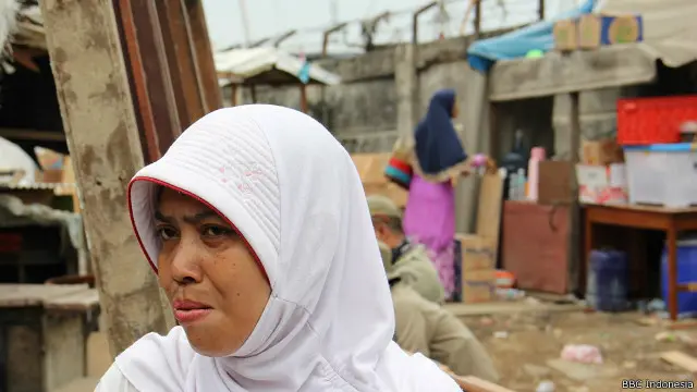 Mirip yang dikeluhkan Paryati, Elia menganggap penggusuran terlalu cepat dilakukan. Dia membayangkan penggusuran dapat dilakukan setelah lebaran. "Dan setelah anak-anak ujian sekolah," ungkap karyawan di sebuah perusahaan pengalengan ikan ini.