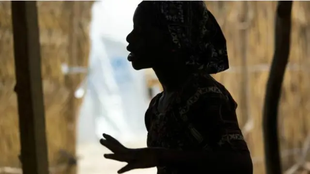 Bu 15 yaşlı qız oğurlanaraq Boko Haram döyüşçüsü ilə nikaha məcbur olunub. Onu Kamerun hərbçiləri azad edib.