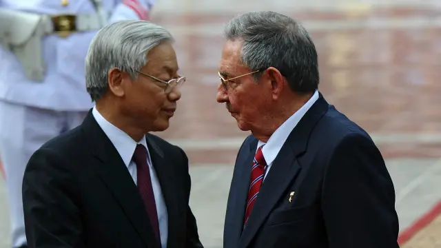 Chủ tịch Cuba Raul Castro gặp Tổng bí thư Nguyễn Phú Trọng khi thăm Việt Nam năm 2012