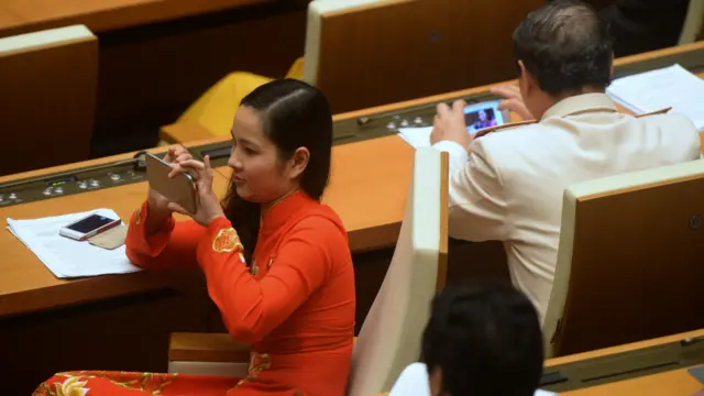 دنیا بھر میں سمارٹ فون کے متعلق سب سے بڑی شکایت اس کی سکرین کا ٹوٹنا یا کریک ہونا ہے اور بیشتر اوقات میں سکرین کو ہی درست کرانا پڑتا ہے