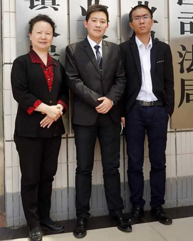 C先生與他的辯護律師劉明輝(左)、黃沙(右)在一起。