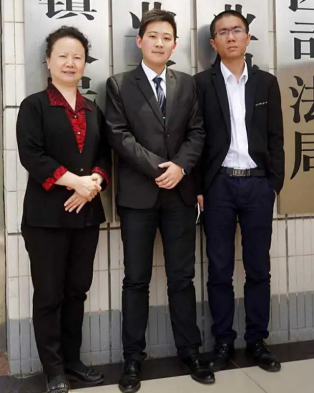 C先生与他的辩护律师刘明辉(左)、黄沙(右)在一起。