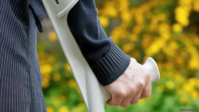 Hombre con una muleta