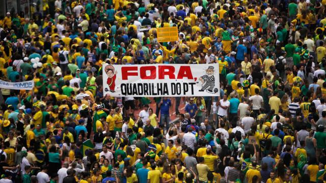 البرازيليون يحتجون على الفساد والوضع الاقتصادي في البلاد