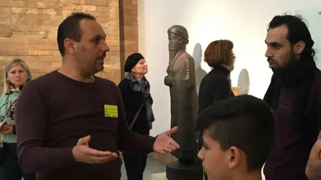 Башар ведет экскурсию