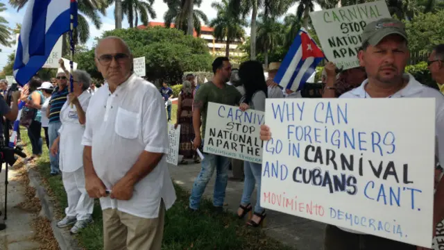 Manifestantes frente a la sede de Carnival