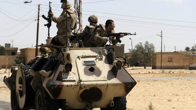 (صورة أرشيفية) يشن الجيش المصري عمليات عسكرية واسعة في سيناء لمواجهة ما يصفها بجماعات إرهابية.