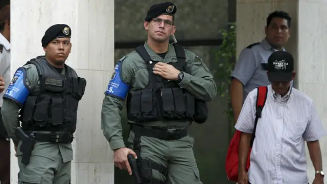 Funcionarios de la policía resguardan la entrada al edificio donde están las oficinas de Mossack Fonseca