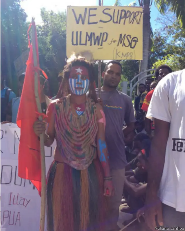 Demonstran menuntut agar organisasi Persatuan Gerakan Pembebasan Papua Barat diterima sebagai anggota Melanesian Spearhead Group, MSG.