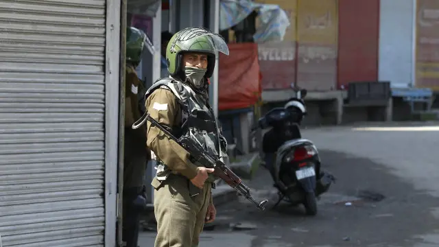 تین دن سے مسلسل ہڑتال اور کرفیو سے عام زندگی معطل ہے