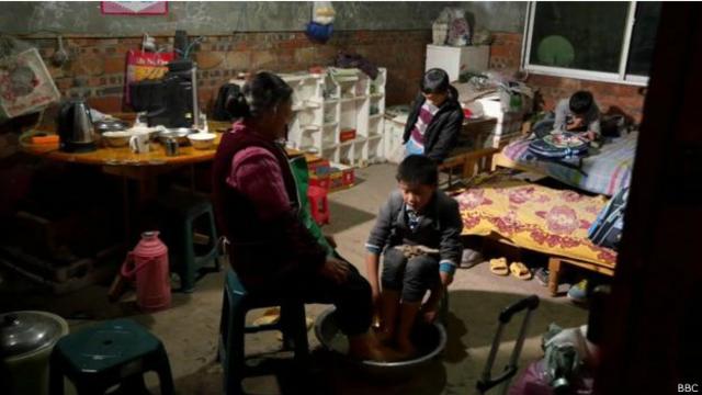 唐宇文及其他三个孩子和祖母生活在一起，他们的父母在外地工作，每年只能回来三四次。