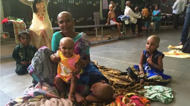 بال منڈوانے کی رسم یا جب مذہبی مقاصد کے لیے کی جائے تو اسے مُونڈن کہا جاتا ہے۔ یہ ایک قدیم ہندو داستان کے ساتھ منسلک ہے