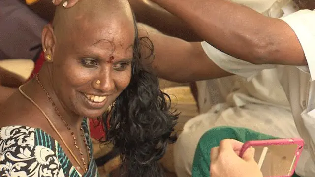 بال منڈوانے کا یہ عمل بہت تیزی سے ہوتا ہے اور وہ جو دیوتاؤں کو اپنے بالوں کا تحفہ پیش کر رہے ہوتے ہیں، اپنے سر کو حجاموں کے ہاتھوں میں دے کر بیٹھ جاتے ہیں