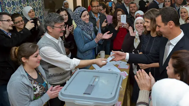 له ۲۰۱۱ کال راهیسې په سوریه کې د جګړې په پیلېدو راهیسې دا دویمې ټاکنې دي، چې ۱۱۳۴۱ نوماندانږ پکې د پارلمان ۲۵۰ څوکیو ګټلو ته ځانونه کاندي کړي وو، چې یوازې ۳۵۰۰ یې د رای اخیستو وړ وګڼل شول.