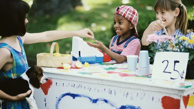 Діти продають лимонад