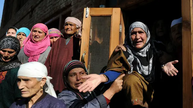 ہندوارہ کے رہائشیوں نے حکومت سےمطالبہ کیا ہے کہ ہندوارہ چوک سے بنکر ہٹانے اور قریبی فوجی کیمپ کو منتقل کرنے تک احتجاج جاری رہے گا۔