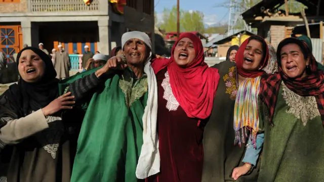 سرینگر سے 70 کلومیٹر دُور ہندوارہ قصبہ میں منگل کے روز فوج کی فائرنگ سے ہلاکتوں کے بعد پورے کشمیر میں مظاہرے شروع ہو گئے۔ 