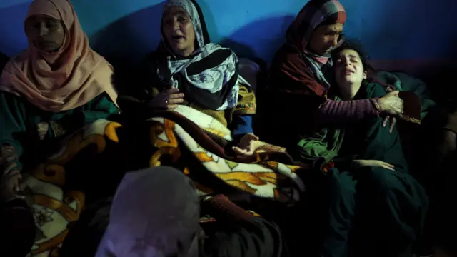 عینی شاہدین کے مطابق فورسز نے جلوس پر فائرنگ کی جس کے نتیجے میں دو نوجوان ہلاک اور چھ دیگر زخمی ہوگئے۔ ایک زخمی عورت ہسپتال میں چل بسی۔