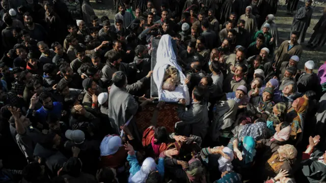 سکیورٹی فورسز کی فائرنگ سے ہلاک ہونے والی کی نماز جنازہ میں بڑی تعداد میں لوگوں نے شرکت کی۔