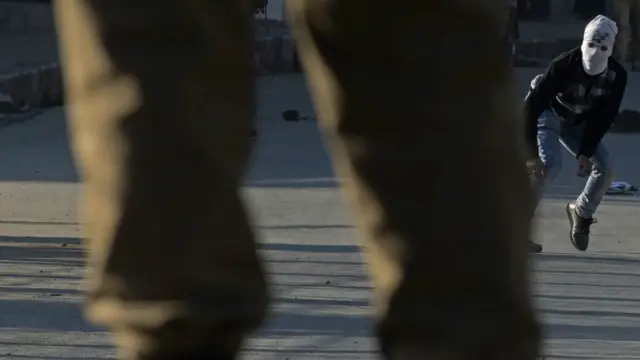 سرینگر میں کرفیو کے باوجود لوگوں نے مظاہرے کیے اور سکیورٹی فورسز پر پتھراؤ کیا۔