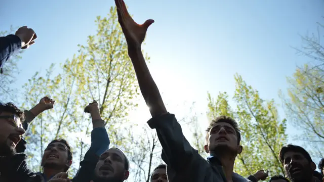 بدھ کے روز سرینگر سمیت بیشتر علاقوں میں کرفیو نافذ کیاگیا لیکن مظاہرین پھر بھی سڑکوں پر نکل آئے۔