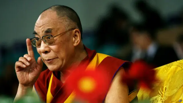 达赖喇嘛一直致力于恢复西藏和蒙古的传统佛教关系（达赖喇嘛2006年访问蒙古在乌兰巴托对学生作讲座）