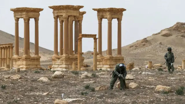 وزارت دفاع روسیه تصاویری از مین‌روبی پالمیرا توسط نیروهای روسی را منتشر کرده است