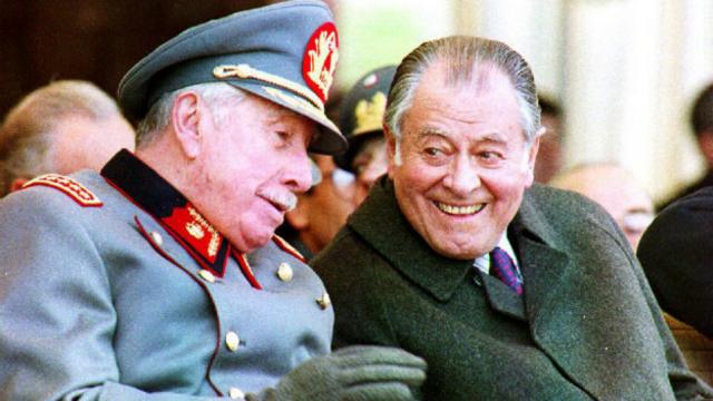 Patricio Aylwin junto a Augusto Pinochet
