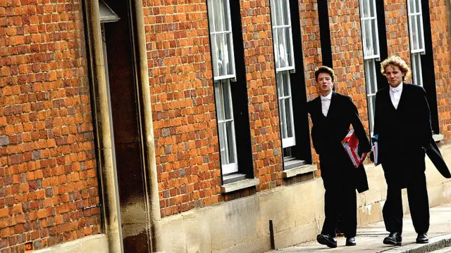 英国社会流动和儿童贫困委员会的调查报告得出结论说，英国的中产阶级用金钱和社会关系网，为他们的子女铺设了一个“玻璃地板”，即便子女“不争气”，也不至于从社会阶梯上滑落。