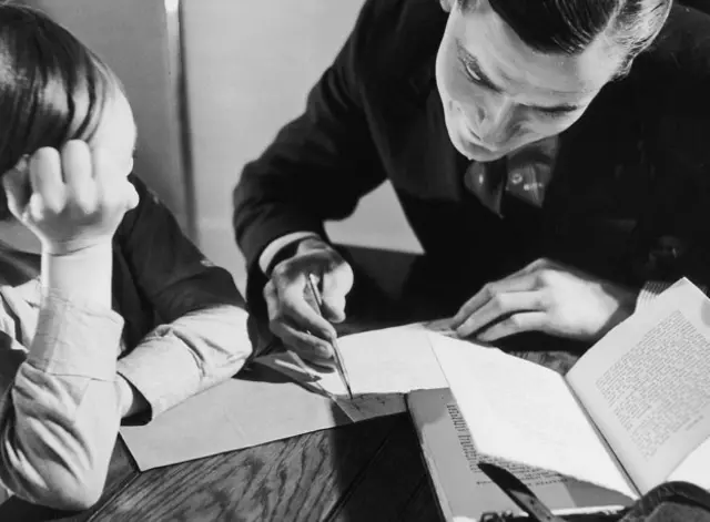 Папа занимается с мальчиком